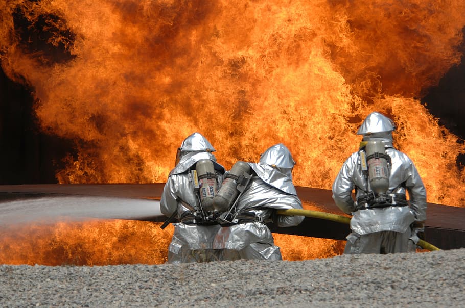 Feuerwehrleute bei einer Übung zur Brandbekämpfung vor Flammen