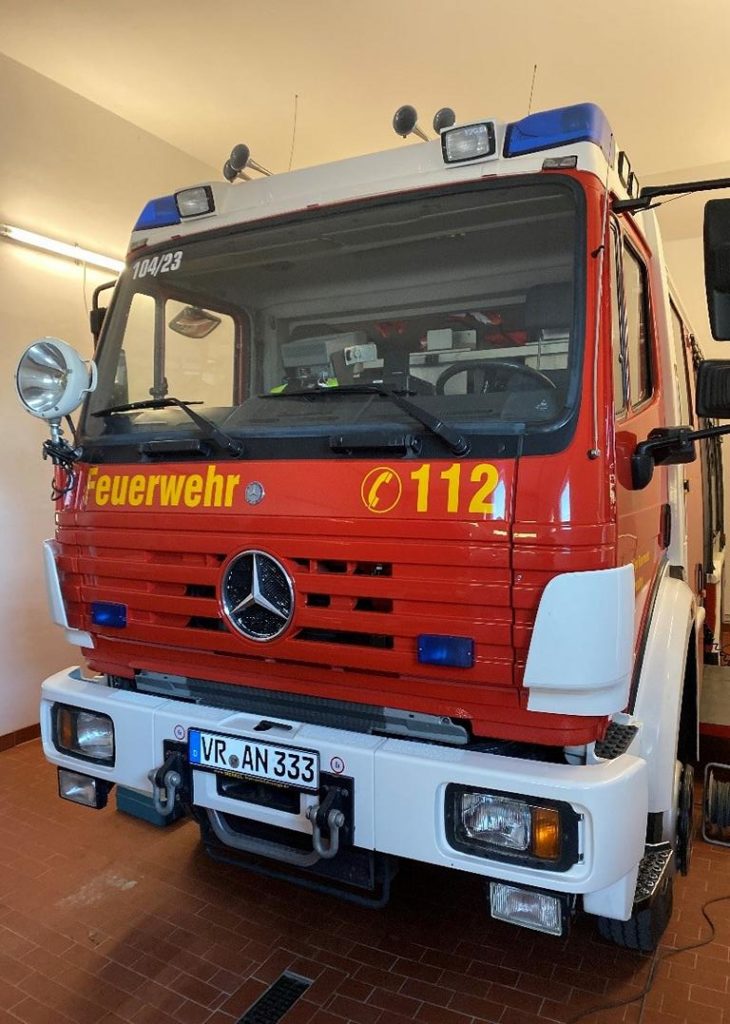 Rotes Löschfahrzeug der Freiwilligen Feuerwehr Zarrendorf von vorne mit der Notrufnummer 112