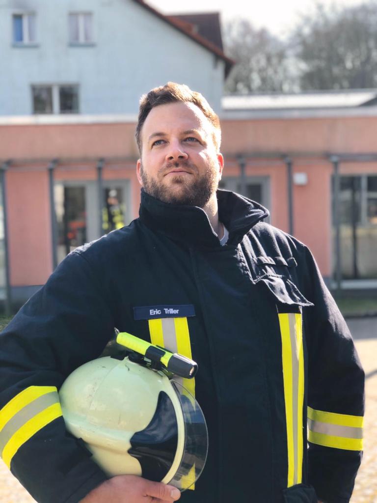 Feuerwehrmann der Freiwilligen Feuerwehr Zarrendorf in Einsatzkleidung mit Helm