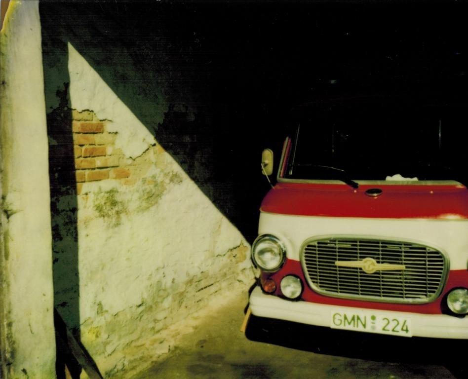 Barkas B 1000 als Feuerwehrfahrzeug vor dem alten Gerätehaus