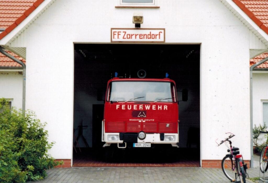 Das Feuerwehrgerätehaus in Zarrendorf mit Fahrzeughalle und Tor