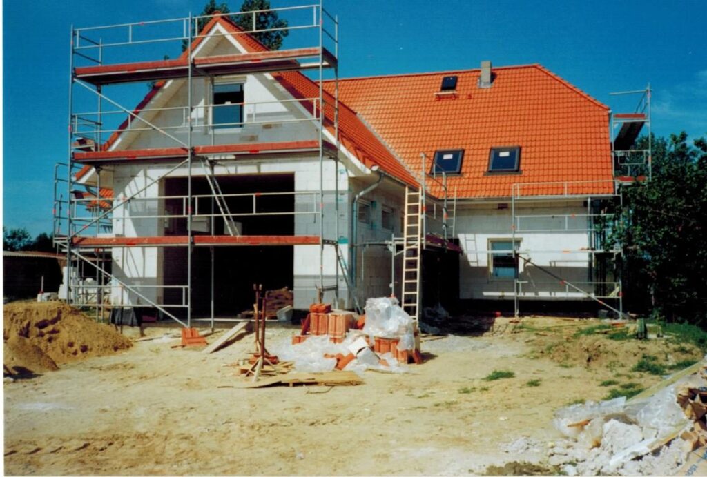 Rohbau des neuen Gerätehauses mit gemauerten Wänden und großer Toröffnung