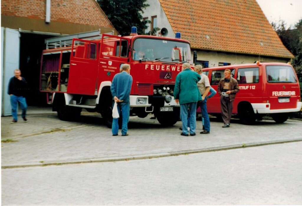 Löschfahrzeug Magirus-Deutz LF 8 neben dem älteren Einsatzfahrzeug der Wehr