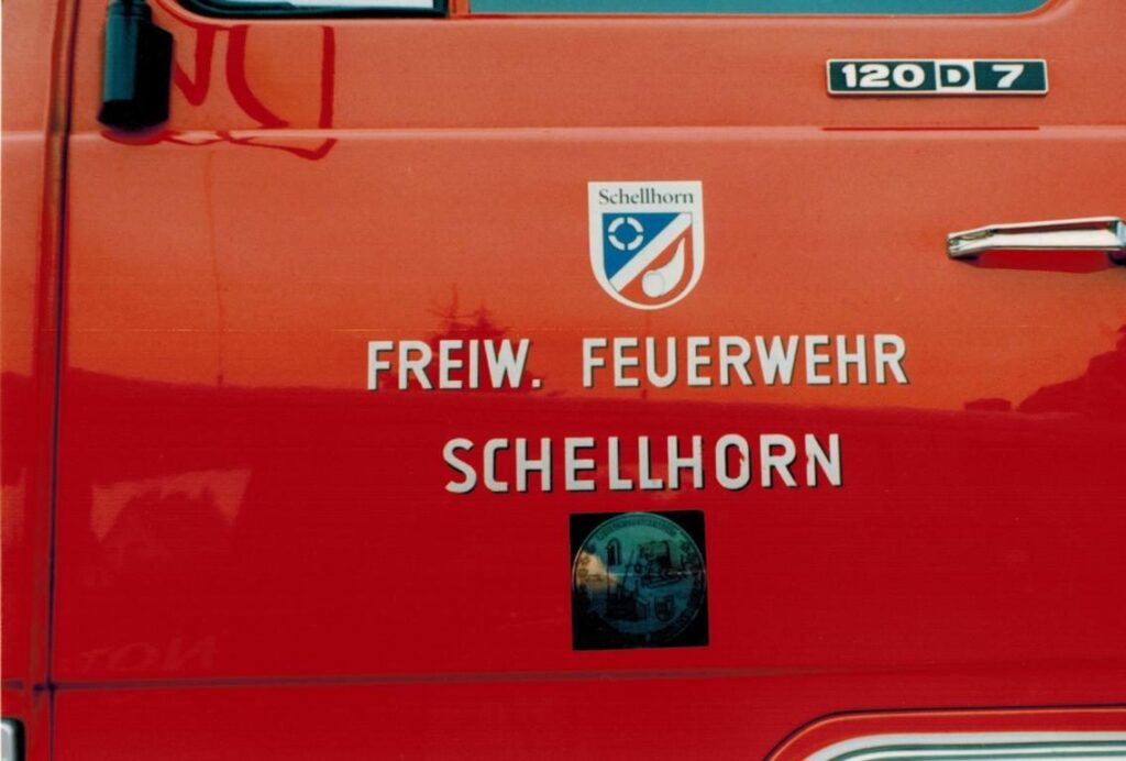 Fahrertür des Magirus mit Gemeindewappen Schellhorn und altem Schriftzug