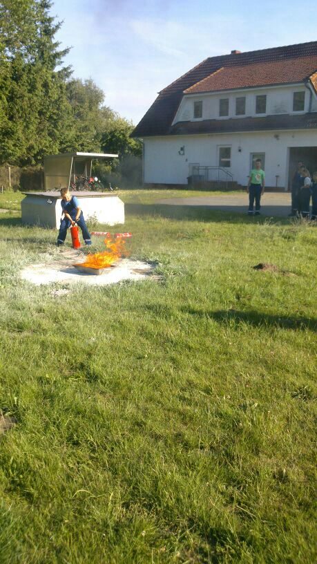 Übung mit dem Feuerlöscher auf dem Hof am Gerätehaus