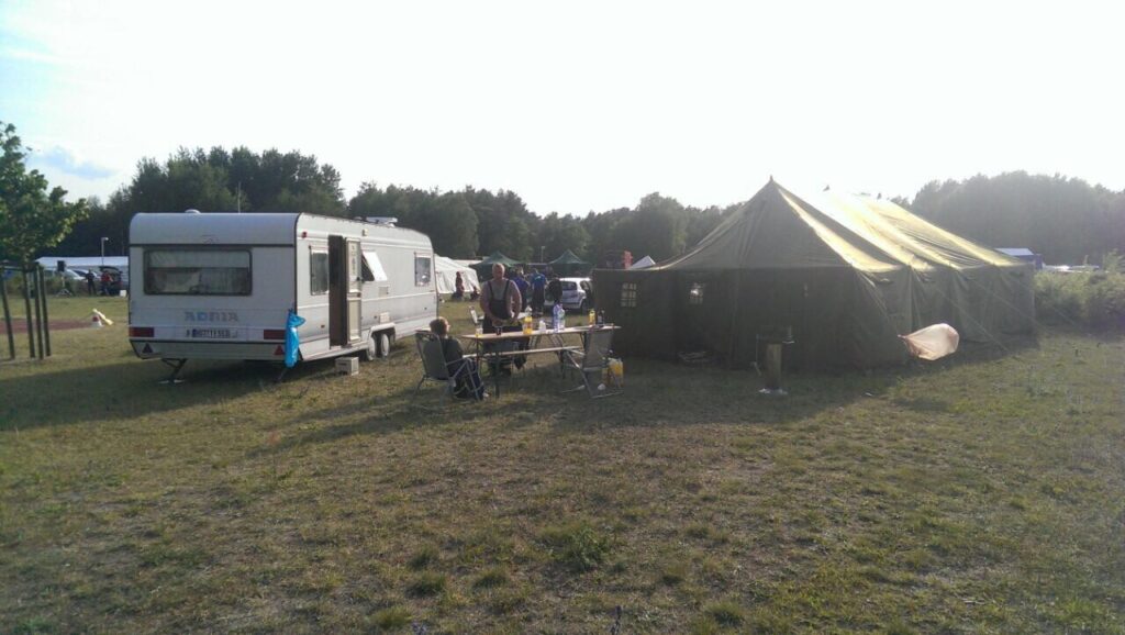 Zeltwiese des Sommerlagers mit Mannschaftszelt und Wohnwagen