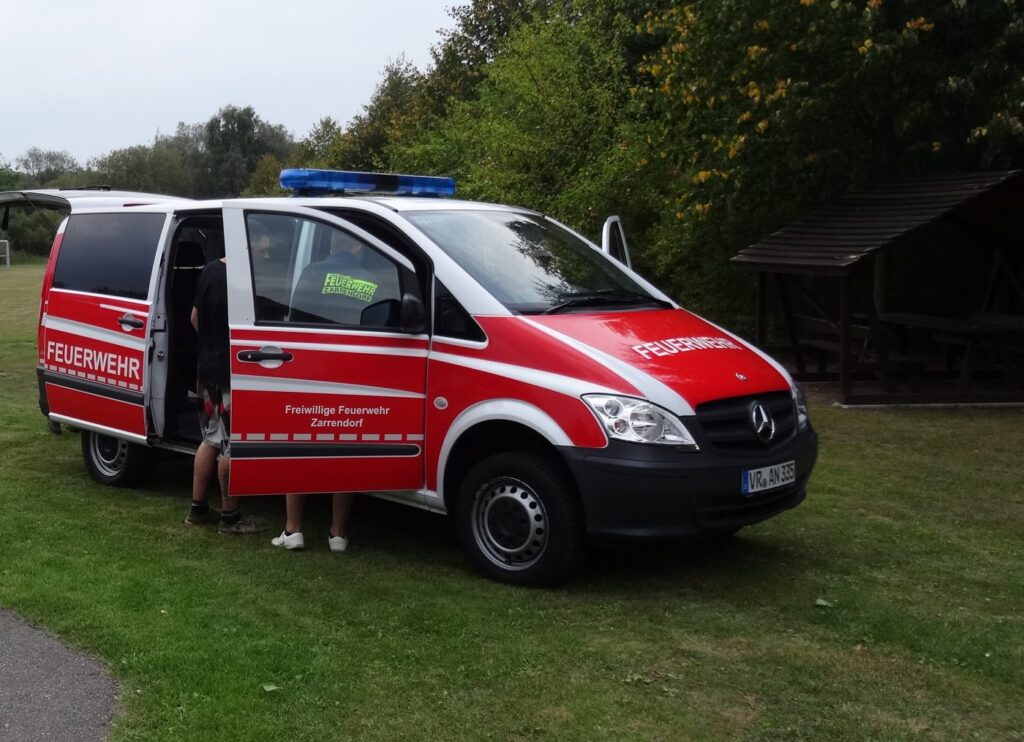 Mannschaftstransportfahrzeug auf Basis eines Mercedes Vito in Feuerwehrrot